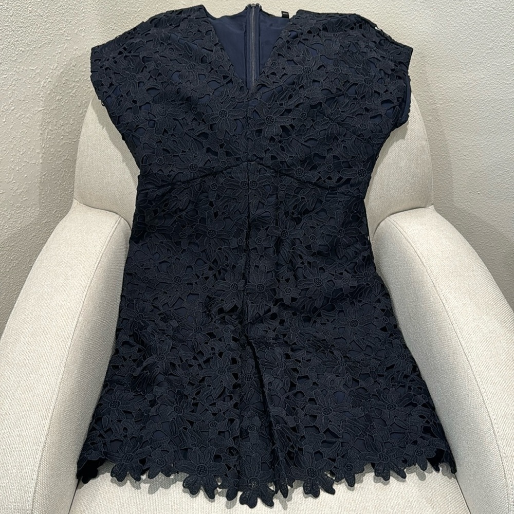 Beautiful navy blue lace dress size 6 by banana Republic but it runs big.